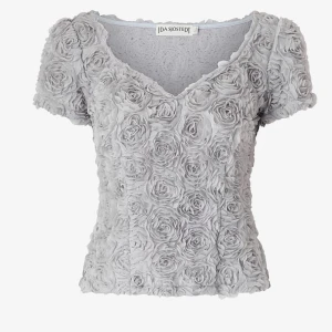 Grå blommig topp från Ida Sjöstedt - Jättefin blommig topp från Ida Sjöstedt, använd fåtal gånger, säljer då den är för stor! 🌷köptes för 2000kr och är helt slutsåld överallt, 