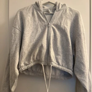 Luvtröja - Använd några gånger.  Lite nopprig.   Är stl XS men är lite oversized, typ mot stl s/m.