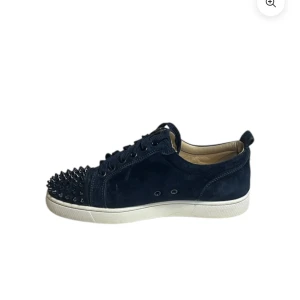 CHRISTIAN LOUBOUTIN, Navy st 40 - CHRISTIAN LOUBOUTIN SUEDE SNEAKERS Märke: Christian Louboutin  Kön: Herr Skick:  Fint skick Kategori: Skor Storlek: 40 Material: Mocka Medföljer: Endast skorna Estimerat butikspris:	8 600kr Färg:	Navy