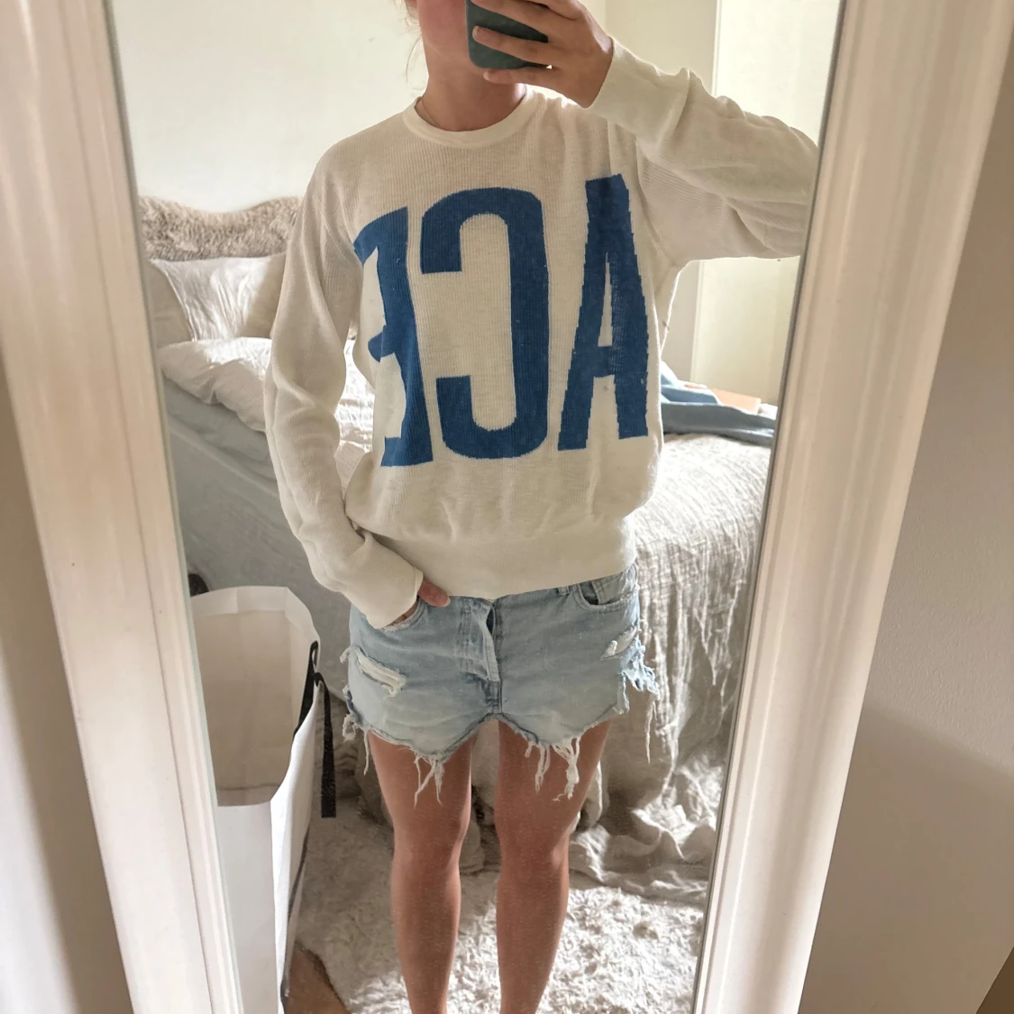 Vit stickad tröja med blå text - 1