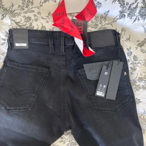 Replay Anbass svarta jeans 32x32 - Splitternya Svarta Replay Anbass jeans helt nya. Skriv vid funderingar!