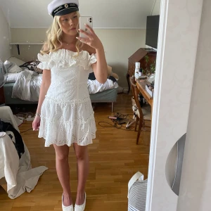 Vit offshoulder klänning  - Säljer en superfin vit offshoulder klänning med volangdetaljer från Zara. Klänningen säljs inte längre och är mycket eftertraktad. Endast använd en gång! 