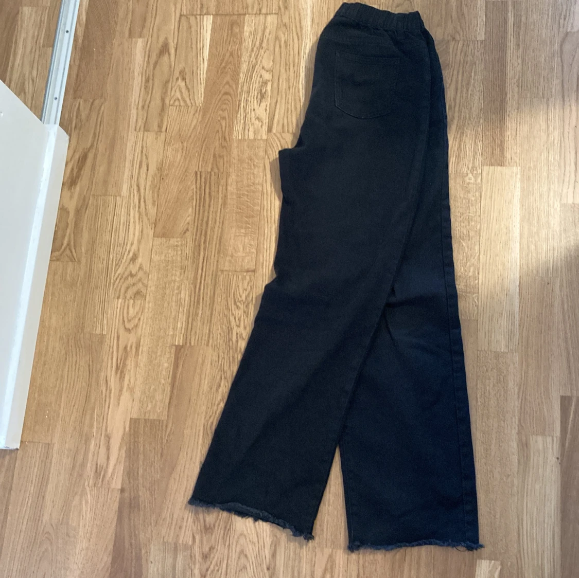 Svarta raka jeans med råa kanter - 3