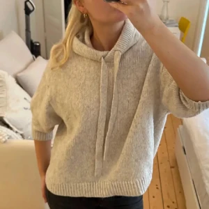 hm stickad kofta - INTRESSEKOLL! sååå fin och mysig kofta från hm! bra skick men lite noppig men inget som stör användningen och går enkelt o ta bort med en noppbortagre om man skulle vilja det. ❤️
