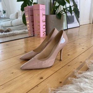 Beige lackpumps från Högl - Säljer dessa super snygga pumps jag beställde hem från Sellpy för de passar ej. Det står att det är storlek 38 men jag som vanligtvis har det får ej på mig dem, skulle säga att de mer är en 36/37💃🏼