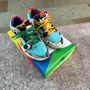  Betala frakten så är de gratis  - Unika Nike SB Dunk Low Ben & Jerry's Chunky Dunky med färgglad tie-dye-foder, blå tåbox, gula och gröna skosnören samt svartvitt koskinnsmönster. Swoosh i gult och detaljer i syntet och skinn. Perfekta för dig som vill sticka ut med riktigt statement-sneakers. Obs skorna  är väl skattade se på bild  1 därav de låga priset och vill bara bli av med dem