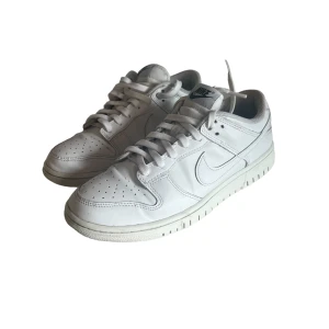 Nike dunk low white  - Snygga, stilrena och alltid i trend – dessa vita Dunk Lows passar till allt! Perfekta både till vardags och för att lyfta din streetwear-look. ✔️ Klassisk silhuett ✔️ Skön passform ✔️ Fräscha och rena – redo för sommarens outfits!