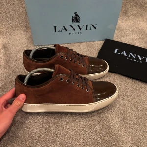 Lanvin Captoe  - Hej! Säljer nu dessa väldigt populära och eftertraktade lanvin skorna! Storlek UK 8 vilket motsvarar 42 i EU storlek!  Skick 9,5/10!  Ny pris= 5000 kr Säljs för= 1899 kr