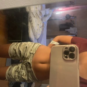 2000s shorts  - Super snygga as coola shorts som är perfekt lågmidjade och ger en väldigt 2000s tal känsla finns inte o köpa längre säljer för 350