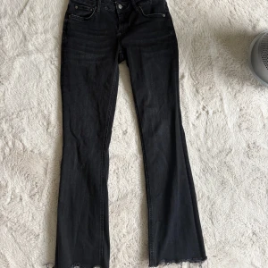 Zara low waist bootcut jeans - Svarta low waist jeans från Zara ☺️ går inte att köpa längre ☺️ i superfint skick men har ett litet hål som knappt syns på framsidan vid fickan 🥰