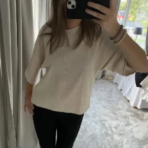 Beige ribbad topp från ellos - Snygg trekvartsärmad topp från ellos, perfekt för sommaren. Inga defekter. 💕💕