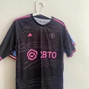 Inter Miami tröja med Messi! - Storlek:M men passar XS 