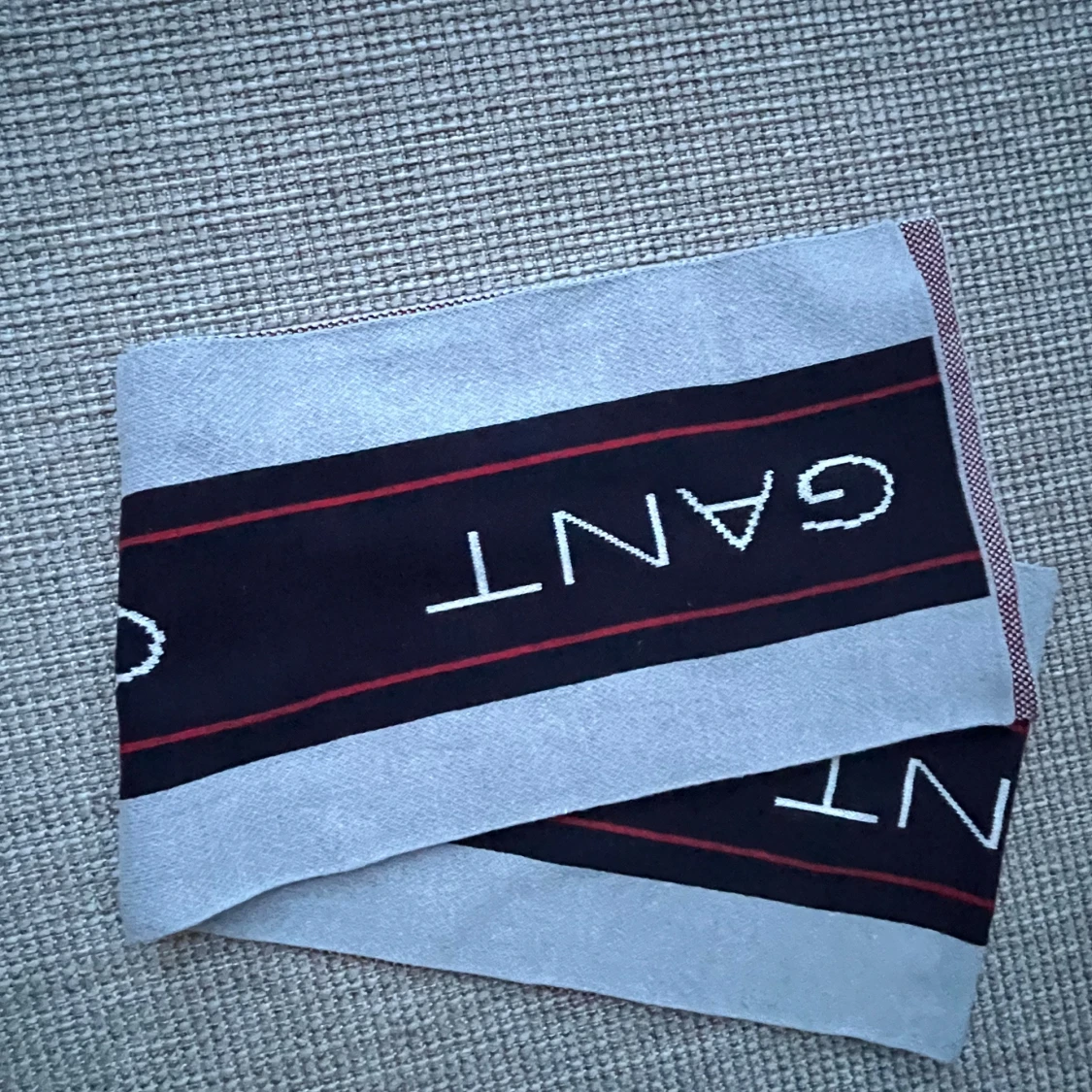 Stickad halsduk från GANT i grått och rött - 1