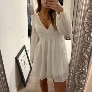 Vit klänning  - Vit söt klänning, perfekt i sommar🤍superfint skick! Vet ej vart den är ifrån då jag fått den för länge sen