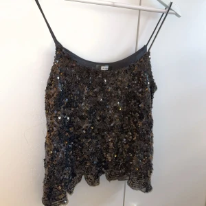 Svart paljettopp - Svart topp med paljetter från bikbok, stl S. Fina detaljer nedtill!