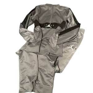Jordan tracksuit  - Stilren och sportig Jordan tracksuit – perfekt för både träning och vardagslook. Setet består av en bekväm tröja med dragkedja och matchande byxor, båda med den klassiska Jordan-loggan. Mjuk och funktionell design som ger både komfort och stil. Perfekt för dig som vill ha en casual, men ändå trendig look. Inga fläckar eller slitage, välvårdad och redo att användas!