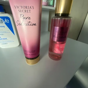 Victoria secret - Parfym och kräm! Krämen är full bara använts 1-2 gånger och body misten har ganska mycket kvar. Köpt i italien