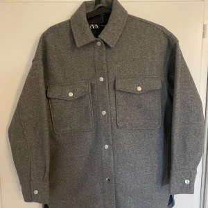 Grå Kappa  - Nu säljer jag denna super snygga kappa från Zara. Kappan är stl XS men är lite oversized. Väldigt sparsamt använd.