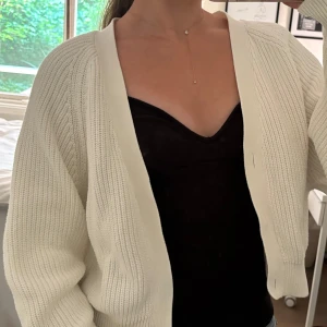 Vit ribbad kofta  - Fin vit ribbad kofta, har tagit bort knapparna. Perfekt till sommaren!