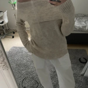 Stickad off shoulder tröja - Stickad off shoulder tröja, helt oanvänd och är i storlek 170 men den är som en XS
