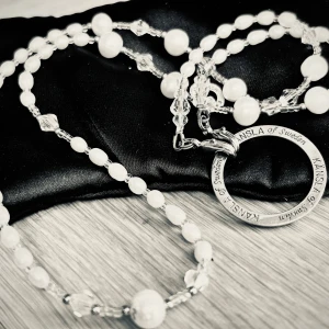 Långt vintage-halsband från Känsla of Sweden! - Långt vintage-halsband med pärlor och stenar från Känsla of Sweden. Mått berlock: 3 x 3 cm. Kedja: 70 cm. I nyskick. 