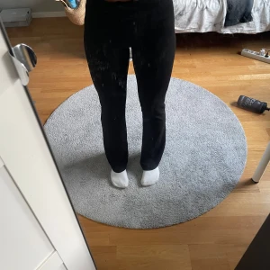 Svarta kostymbyxor  - Säljer ett par svarta bootcut byxor ifrån Gina Tricot! De sitter perfekt men jag har valt att sälja dom då jag tycker de e för korta i längden! 💕 Men de ger dig en stilren clean look. De är i strl Xs och priset kan såklart diskuteras! Skriv vid minsta fundering 💕