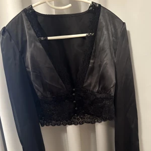 Spetstopp  - En svart festtopp med spetsdetaljer. Den är i bra skick och knappt använd. Storlek S✨