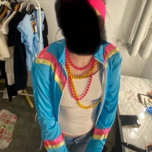 Spex 80 tal utklädnad  - 80 tals utklädnad  Ingår: jacka, gula byxor, två halsband, pannband och två clipset öronhängen!! Perfekt till spex när man ska klä ut sig till årtal