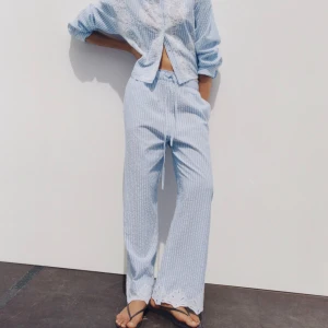 Randiga blå linnebyxor med spets - Säljer mina väldigt fina sommarbyxor! Blå vita byxor med vit spets ner till! Helt oanvända med prislapp kvar