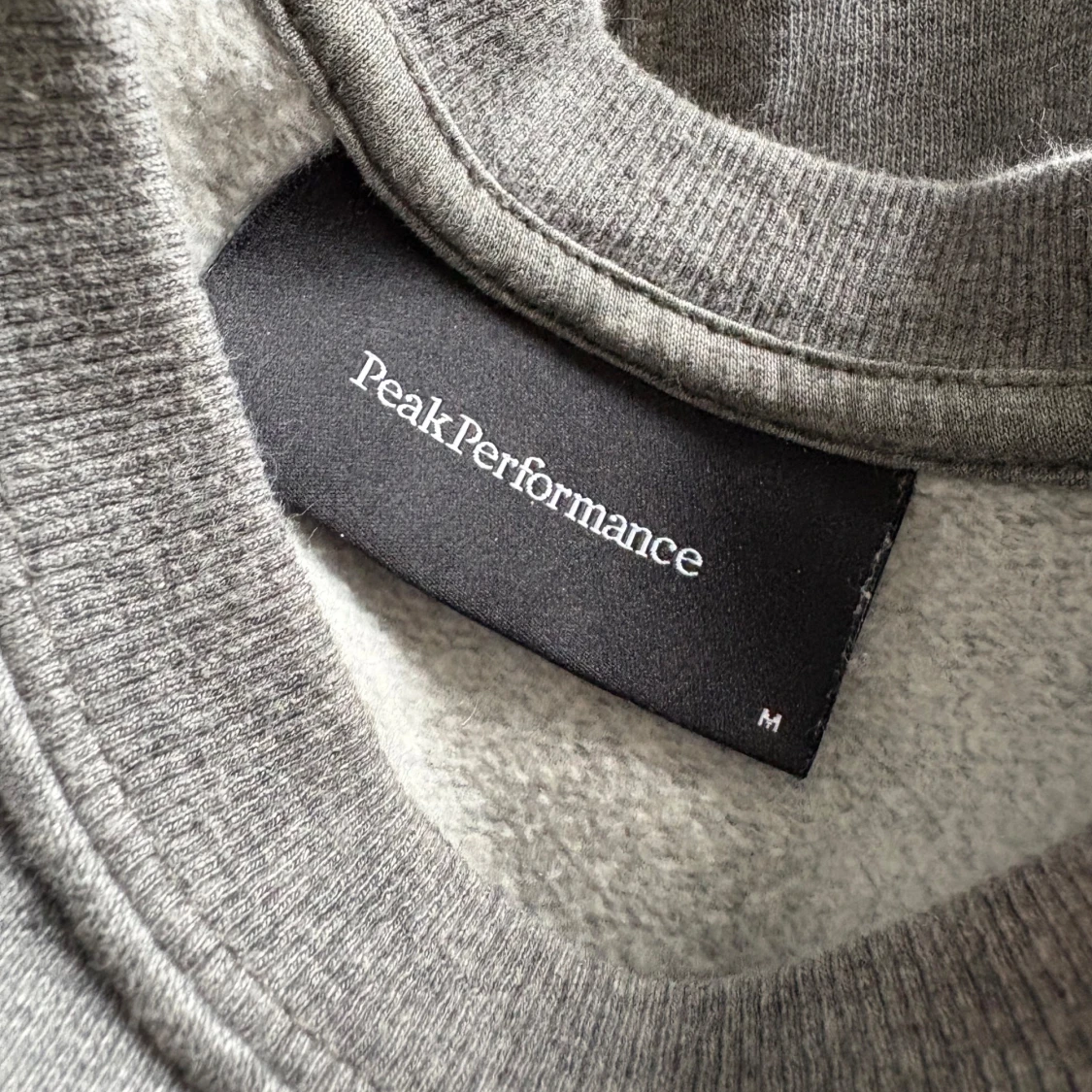 Grå sweatshirt från Peak Performance - 1