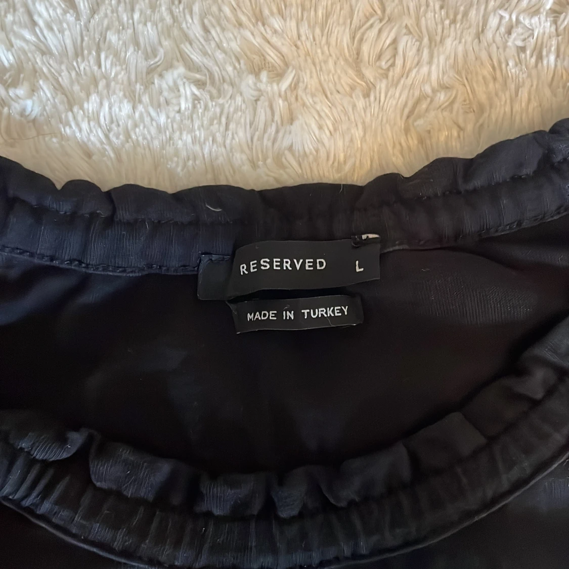 Svart blus med broderade puffärmar - 2