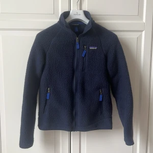 Patagonia fleece - Riktigt skön navy blue fleece zip från Patagonia i storlek S! Fleecen är i riktigt fint skick och har inga skador. Nypris på denna ligger på runt 1500kr. Mitt pris är 899kr☺️ Skriv i dm vid intresse eller frågor😌