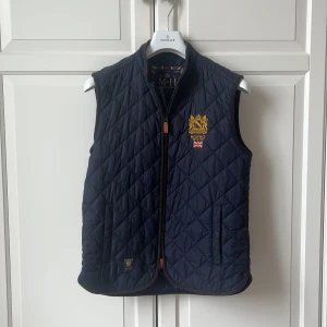 Morris väst - Stilren quiltad väst från Morris. Vad kan göra dina outfits bättre? Jo en väst man slänger på sig och gör fiten ännu bättre, perfekt till sommarkvällar och hösten. Nypris på denna är 2000kr, mitt pris är endast 599kr!! Skriv i dm vid intresse eller frågor😀