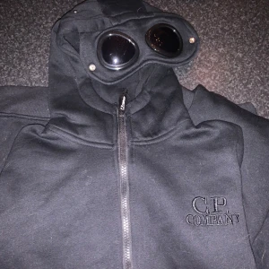 C.P company hoodie - Säljer nu min c.p company hoodie då jag ej har någon användning för den. Toppskick på plagget då det knappt kommit till användning. Pm för fler bilder