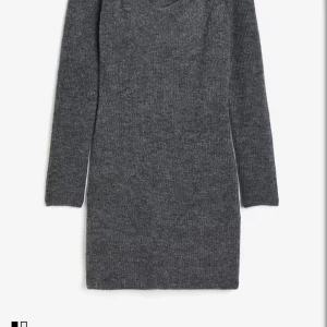 Grå stickad kortklänning - Mysig grå stickad klänning med lång ärm och enkel, rak passform. Perfekt för lager-på-lager och chill dagar. Mjuk och varm känsla tack vare det stickade materialet.