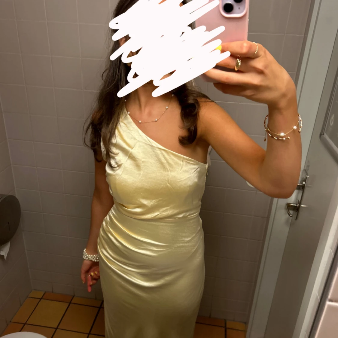 Ljusgul långklänning i satin - 2