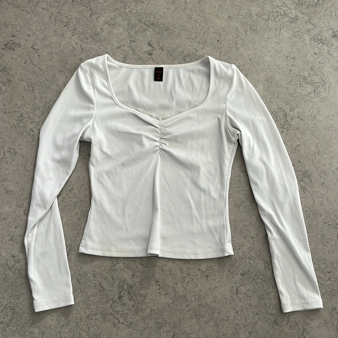 Vit ribbad långärmad topp