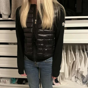 Moncler cardigan - Säljer vidare syrrans Moncler cardigan jacka storlek XS. Inga tecken på användning! Kvitto finns. Postar samma dag vid köp 💕