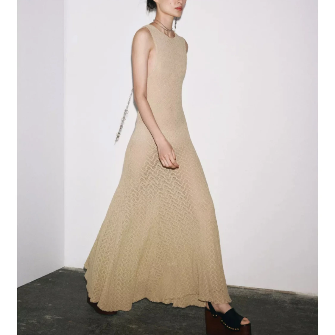 Beige klänning i spets från Zara - 1