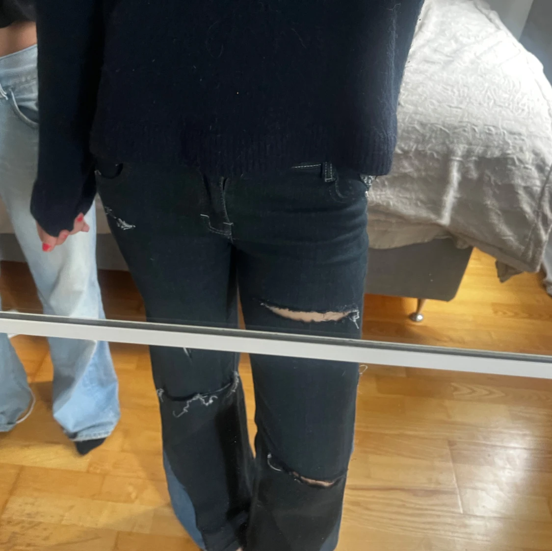 bootcut jeans med slitningar - 2