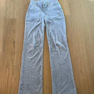 Byxor från Juicy Couture  - Ljusgrå byxor från juicy couture i storlek XXS. Så gott som nyskick, endast använda ett fåtal ggr. 