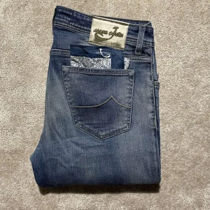 Jacob Cohen Jeans  - Säljer dessa otroligt feta Jacob Cohen jeans  i 625 modellen (slim fit fast lite mer rymliga än tajta). 10/10 skick, inga defekter alls. Duken med följer! Storlek: 35 fits W34 Bara att höra av dig vid frågor!