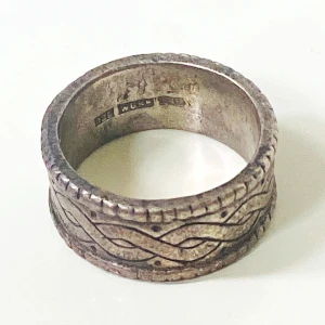 Bred silverring med graverat mönster - Cool bred ring i äkta silver 925 med graverat vågigt mönster runt hela ringen. Ringen har markerade kanter och en lite rå, vintage känsla. Perfekt för dig som gillar unika accessoarer med lite edge. Ca 16 mm