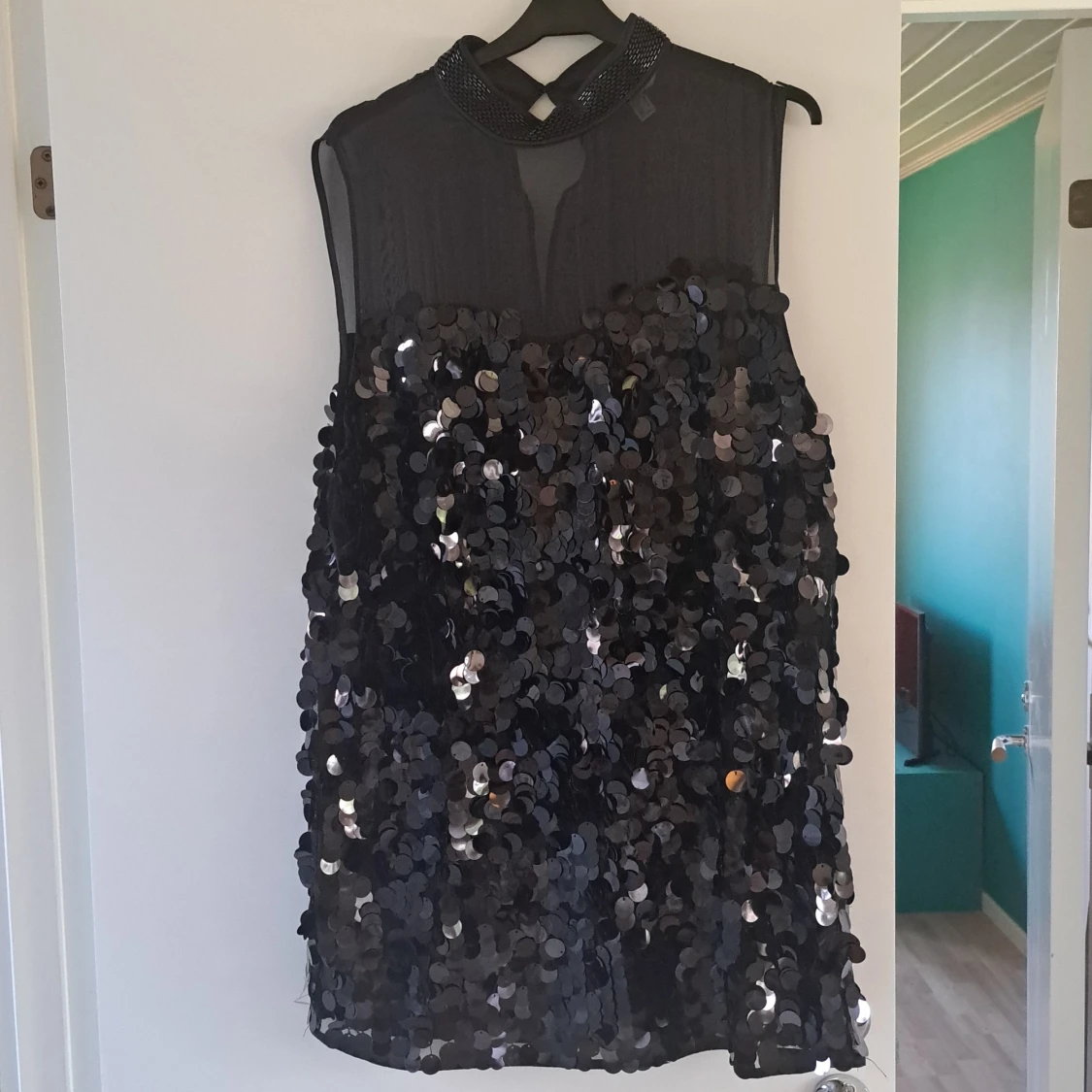Svart paljettklänning med pärlkrage