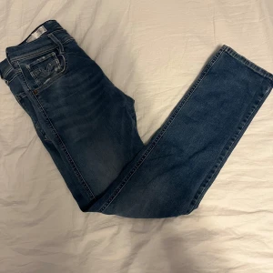 Replay anbass jeans - Säljer ett par replay jeans då dom tyvär inte passade. Litet hål på baksidan som du kan se på bilderna men annars super bra skick. Skick 7/10 pga hålet. Strl 30/32