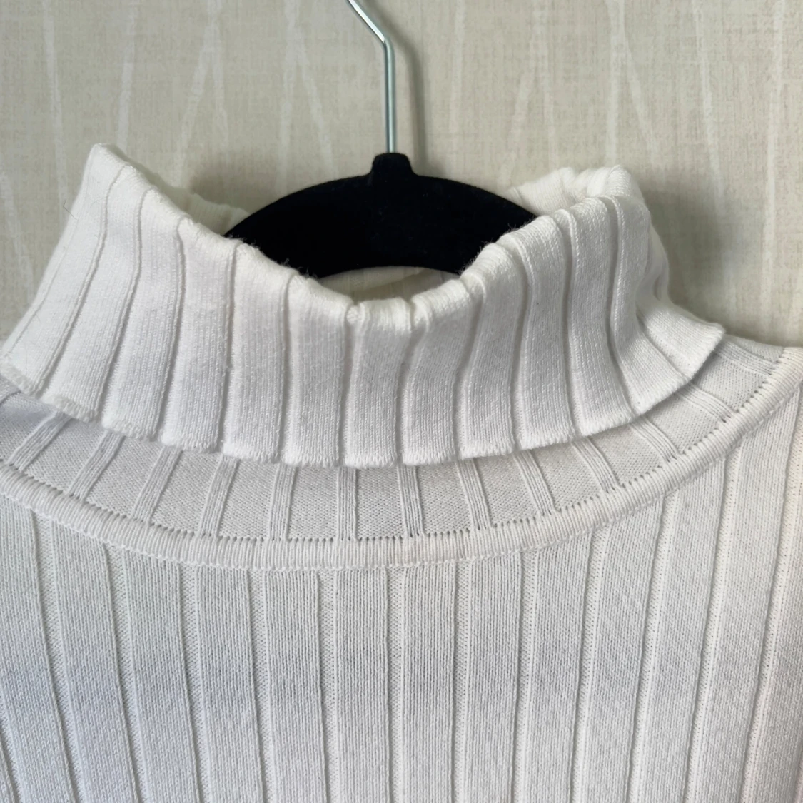 Vit ribbad polotröja från Lindex - 1