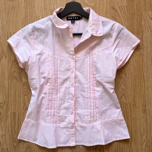 kortärmad skjorta Motel Rocks - kortärmad rosa skjorta från Motel Rocks 👚 använd en gång bara så i perfekt skick!