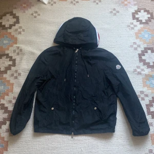 Moncler windbreaker - Säljer den här feta moncler Windbreaker i stolek m/2 ny pris 9000 mitt pris 1200 Scanfungerar