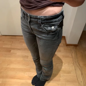 Lågmidjade bootcut jeans - Mörkgråa jeans som är lågmidjade med bootcut. Från Gina Tricot, köpta för ca ett halvår sedan. Säljs då de börjar bli för korta för mig som är 173 cm💕  Innerbenslängd: 81 cm Midjemått: 38 cm (+stretchigt tyg) Strl 170 enligt gina tricots storlekar, passar mig som brukar ha S/36 i ginas byxor.