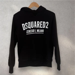 Dsquared2 Hoodie - Hej! Säljer nu min svarta Dsquared2 hoodie. Hoodien är i utmärkt skick, inga tecken på användning! Den är i storlek 14 år, jag är omkring 160 och den passar mycket bra. Skulle säga att den passar 160-165 ungefär! Den är köpt på Kidsbrandstore för 2000 kr. Hör av dig vid frågor eller funderingar! 